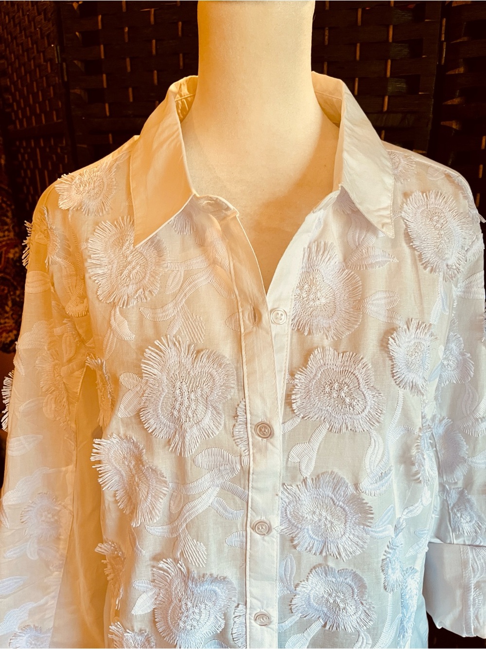 White 100% cotton Blouse. 3D Floral Appliqué. Long sleeve, button down. L. NWT